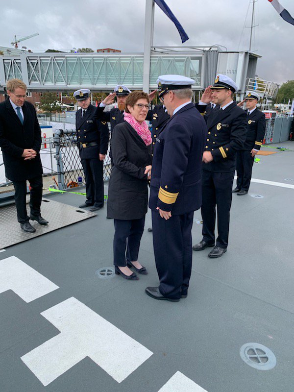 Verteidigungsministerium Pa Twitter Tag Der Deutschen Einheit Stadtkiel Verteidigungsministerin Annegret Kramp Karrenbauer Beginnt Den Tde2019 Am Ostseekai Mit Einem Truppenbesuch Auf Der Fregatte Schleswig Holstein Bundeswehr Mutverbindet Akk
