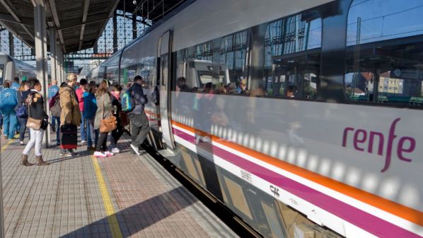 SaveATrain's tweet image. Everyone loves to ride the train - SAVEATRAIN.COM #passenger #trainpassengers #travelbytrain #traintravel #renfe #spain #train #trains #zug #treno #treni #tren #trein