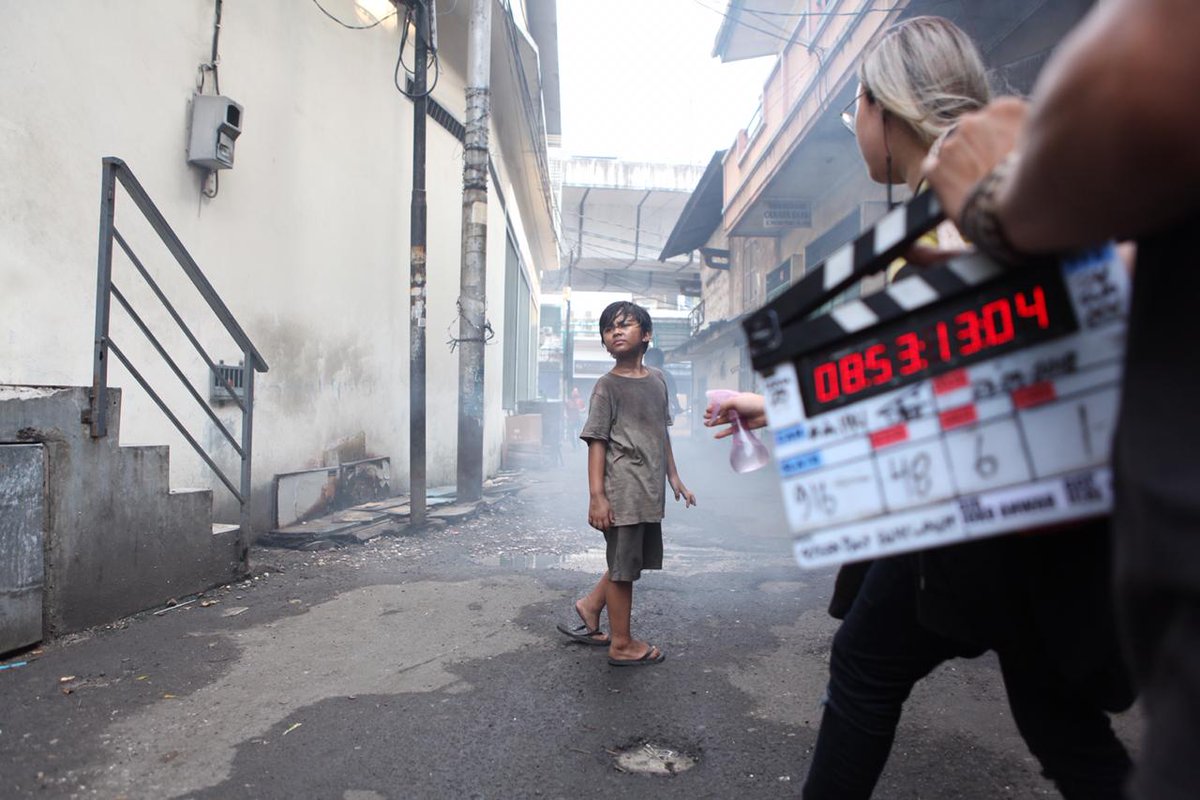 Gundala dan teman-teman pamit dari bioskop ya, teman-teman. Terima kasih untuk cinta dan semangatnya dari sejak film ini diumumkan, untuk ribuan fanart, ratusan lagu, dan dukungan yang tak pernah habis. Semoga kita bisa ketemu lagi. Salam dari semua pemain dan kru. I love you.