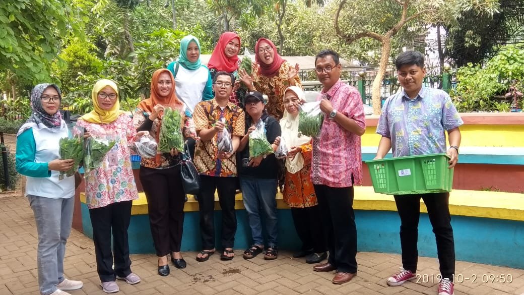 rptrakarangany2's tweet photo. 02.10 2019:Kegiatan Panen Sayuran sawi hidroponik dan ikan lele Dan  hasil: Sayuran sawi 3 kg dikemas menjadi 6 kantong &amp; dijual dgn harga 5rb/ktng Ikan lele 3kg dikemas menjadi 3 kantong dan dijual dgn harga 20rb/kntgTotal pengahasilan= 90.000, @rptrakarangany2
@Ermasuryani63 https://t.co/hcRDxjnF9N