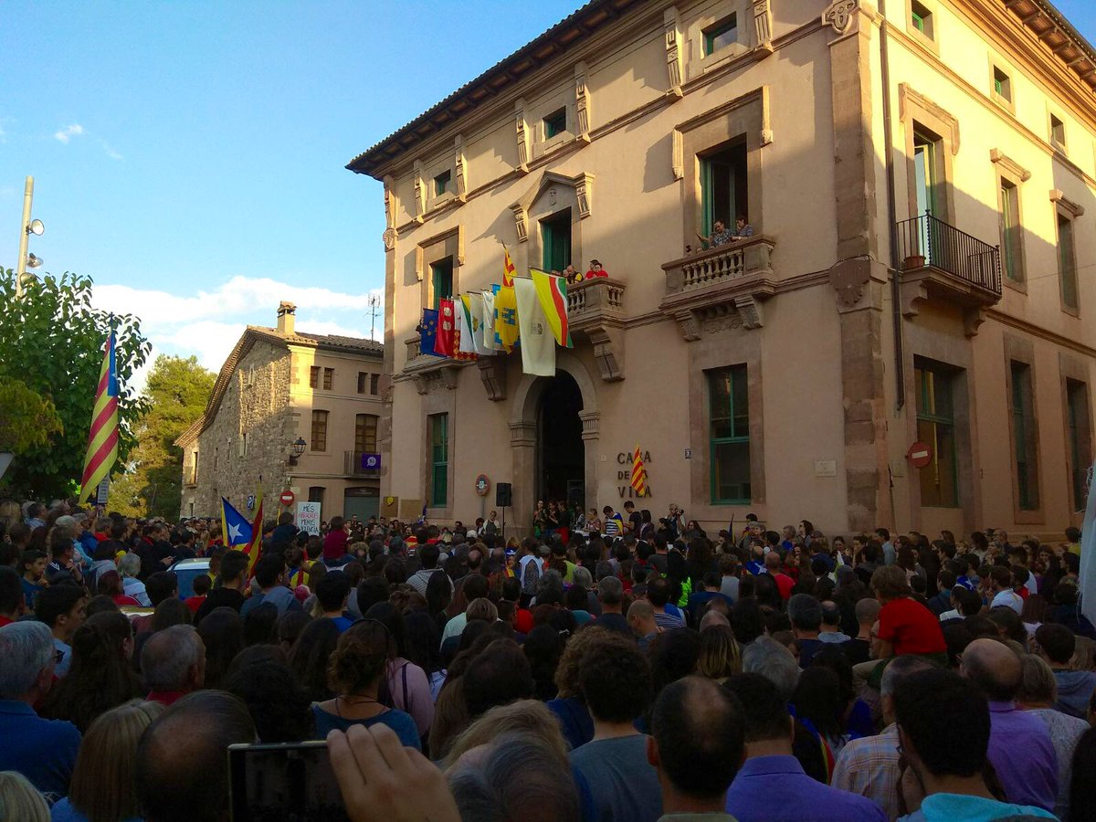 ERCMoia's tweet photo. Avui fa dos anys Moià, com la resta de Catalunya van viure la jornada de mobilització més important de la seva història.
El #3octubre vam aturar el País en defensa de la llibertat. 

De nou, octubre.
#Tornemhi ✊ https://t.co/j38AOQpNmw