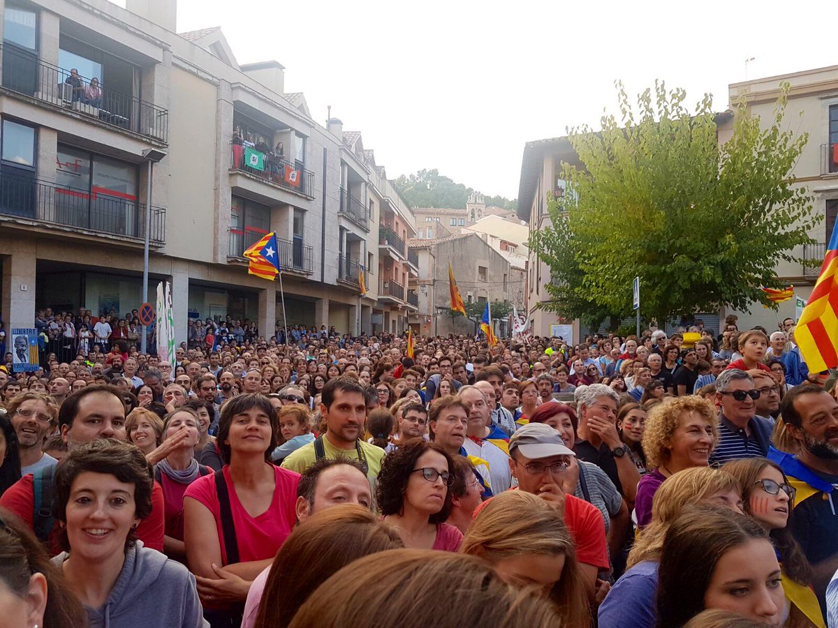 ERCMoia's tweet photo. Avui fa dos anys Moià, com la resta de Catalunya van viure la jornada de mobilització més important de la seva història.
El #3octubre vam aturar el País en defensa de la llibertat. 

De nou, octubre.
#Tornemhi ✊ https://t.co/j38AOQpNmw