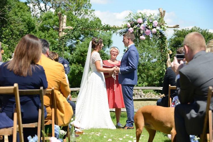 Throwback to June and Rosey and Josh’s beautiful #wedding at @peelingsmanorbarns, just how beautiful does their outdoor ceremony look with our rustic wooden arch! And can you spot one very special guest front right?! 🌿🌸#tbt #sussexwedding