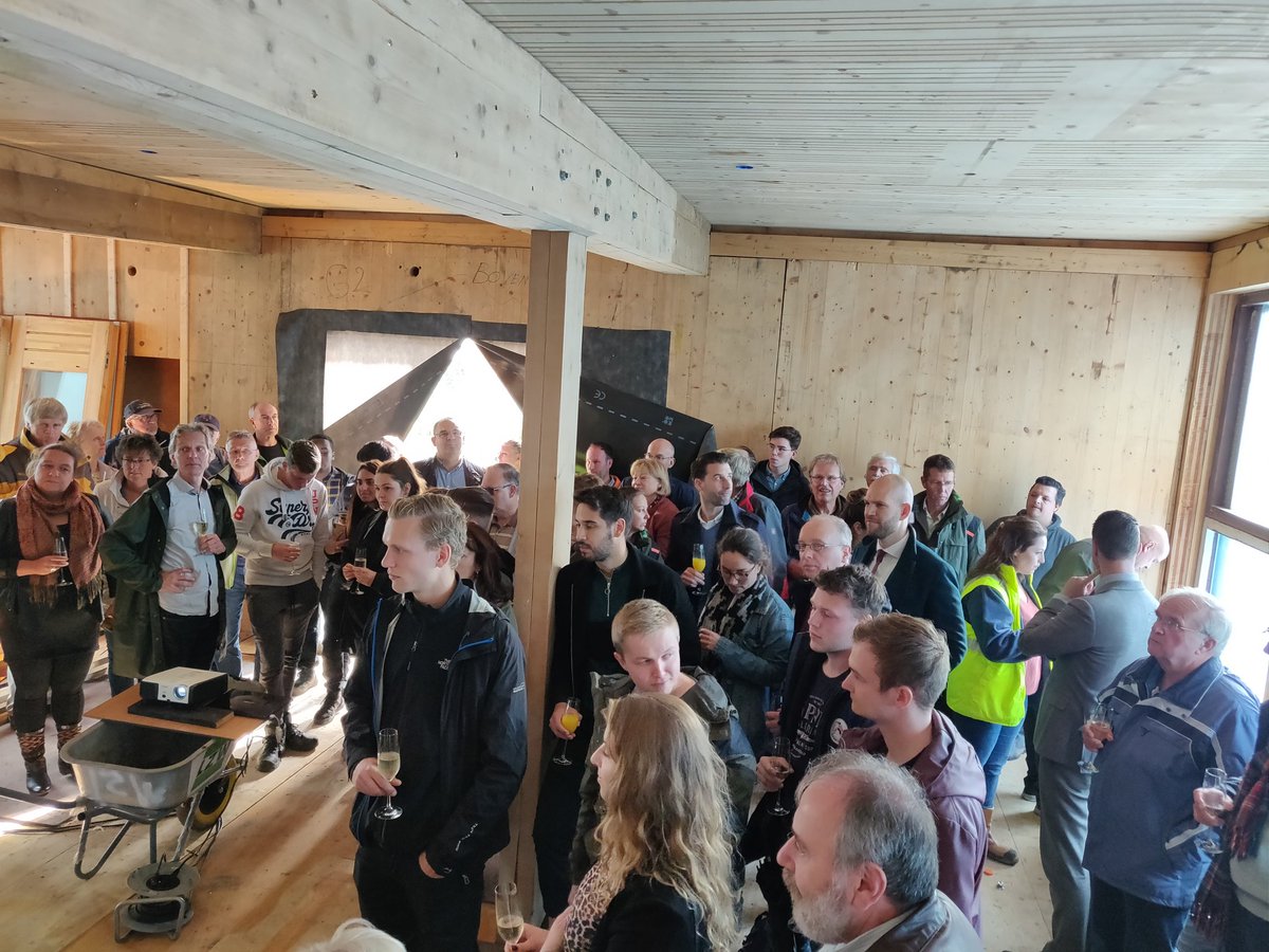 NatuurZ's tweet photo. Gisteren is het hoogste punt bereikt van ons #circulair bezoekerscentrum. Dank aan alle betrokkenen bij dit bijzondere project! Denk aan: studenten HBO bouwkunde, MBO-leerlingen #davinci, Stichting Hooge Nesse, sponsoren, vrijwilligers, en de #gemeentezwijndrecht. https://t.co/VPAsgRE3aP