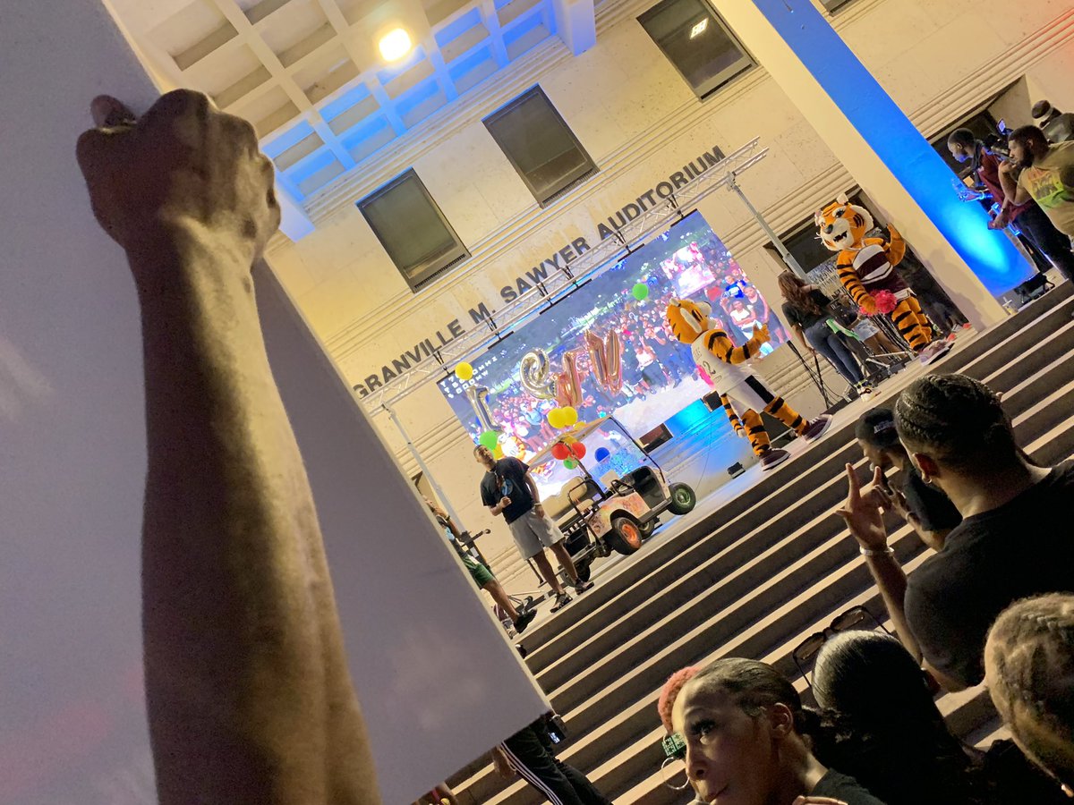 FreshLyfePromo's tweet image. #DONTSCREAM4 ON THE BIG SCREAN @AirportDaiquiri i’m ready to see who finna win that $1000 #Popitchallenge to @djikew new single #popt