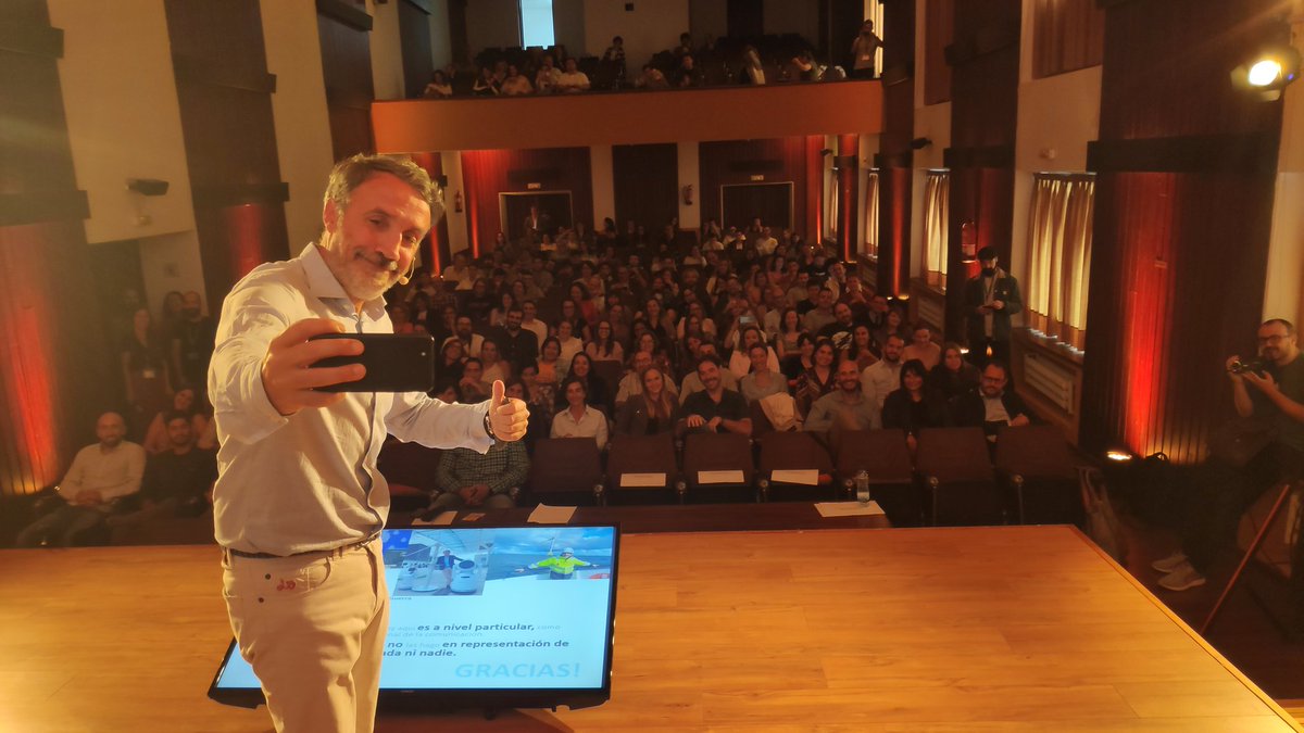 OviedoEmprende's tweet photo. La foto del #selphie de @carfergue en el #OVDBecomesDigital.
¡Exitazo!
Un crack total. Evento #OVDEmprende @ajeasturias con @fundacionctic y @uniovi_info en @eimemoviedo
👏👏👏👏 https://t.co/52MVNrEvEg