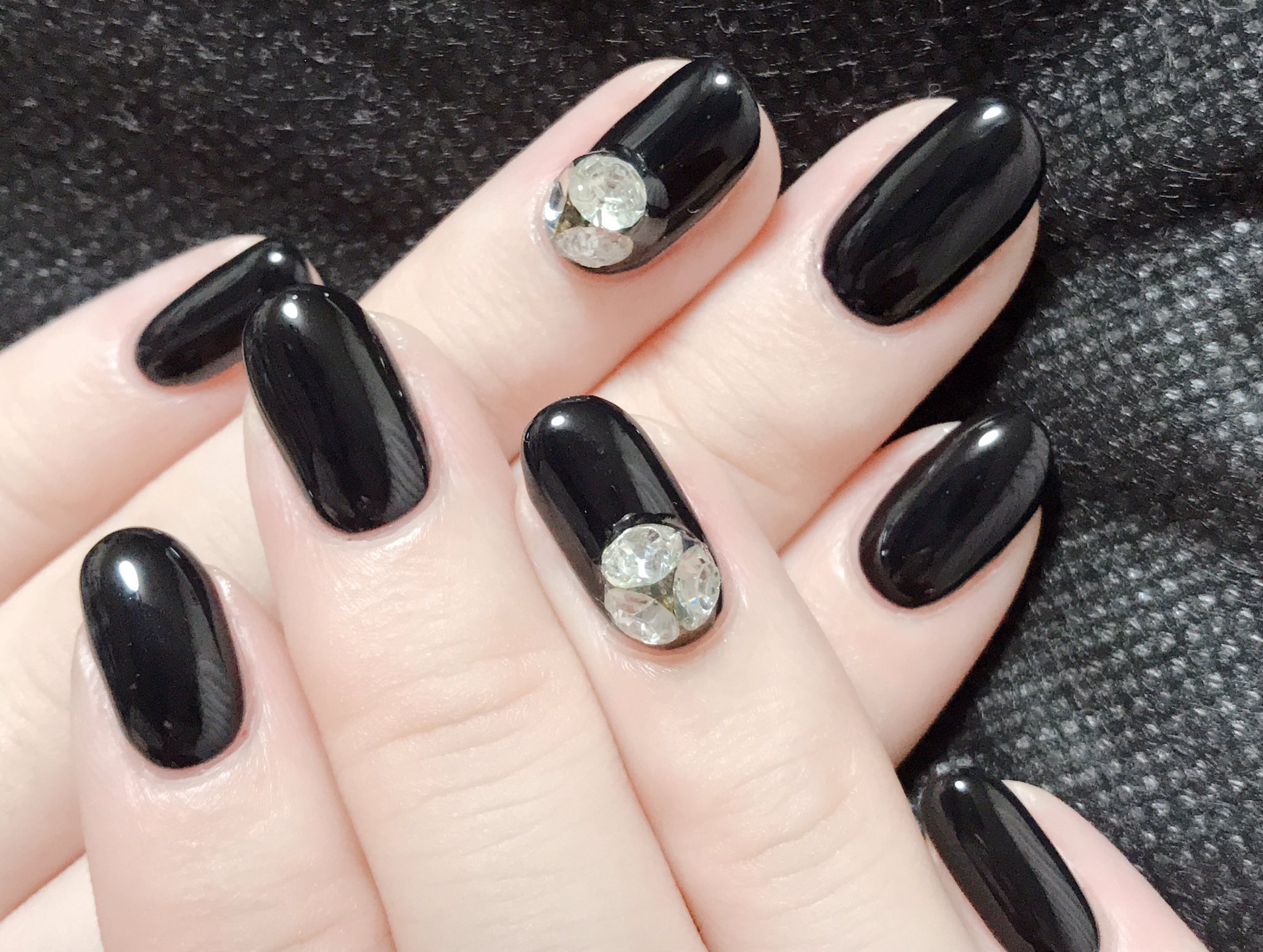 まなてぃす Twitterissa ネイル更新 黒のワンカラー Vカットにしたよ ずっとやりたかったネイル セルフマニキュアでは黒一色塗りは定番だけど ジェルだとツヤツヤつるつるでかわいさ倍増 すごくsixtonesが 松村北斗が好きそうなネイルになりました ネイル