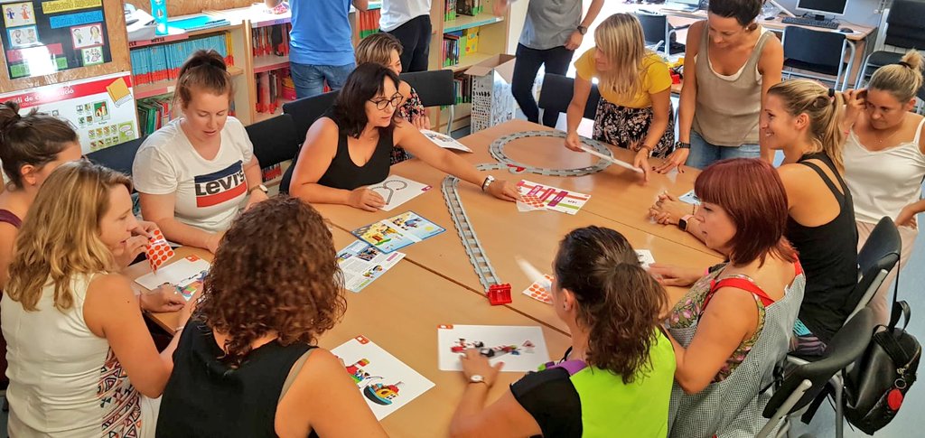 EdelvivesPRO's tweet image. Seguimos de paseo con nuestro 🚂#LegoCodingExpress esta vez paramos en @EscolaAABLloret de Lloret de Mar, esto si es un claustro #STEAM! #NextSteamBaula