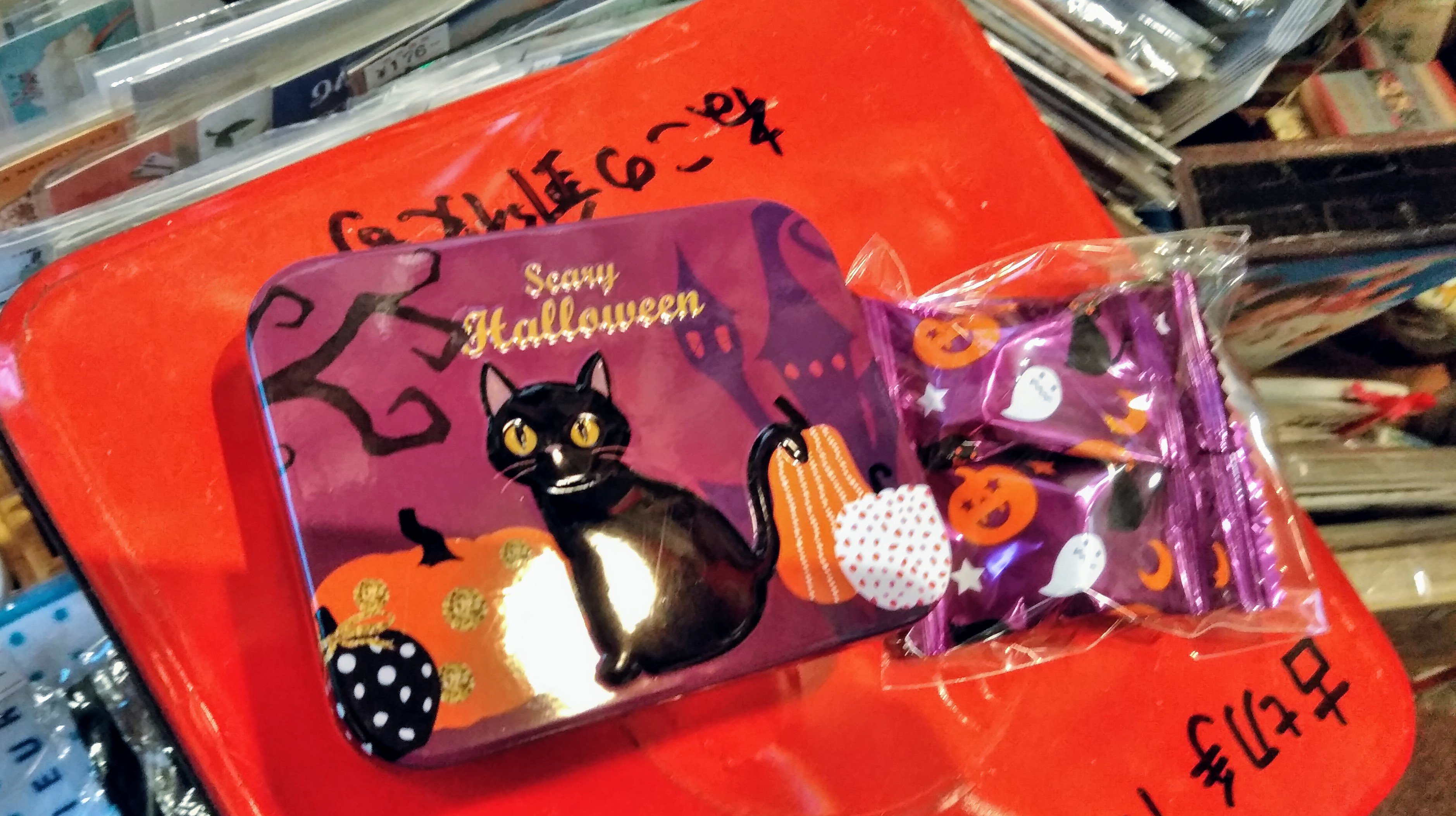 ちょっとバックがキツかったかね ハロウィン猫グッズ 黒猫キャンディー缶 いかが缶な Fwf 親父ギャグがキツいんだよ 神楽坂 19 10 03 神楽坂ねこの郵便局というなまえのお店