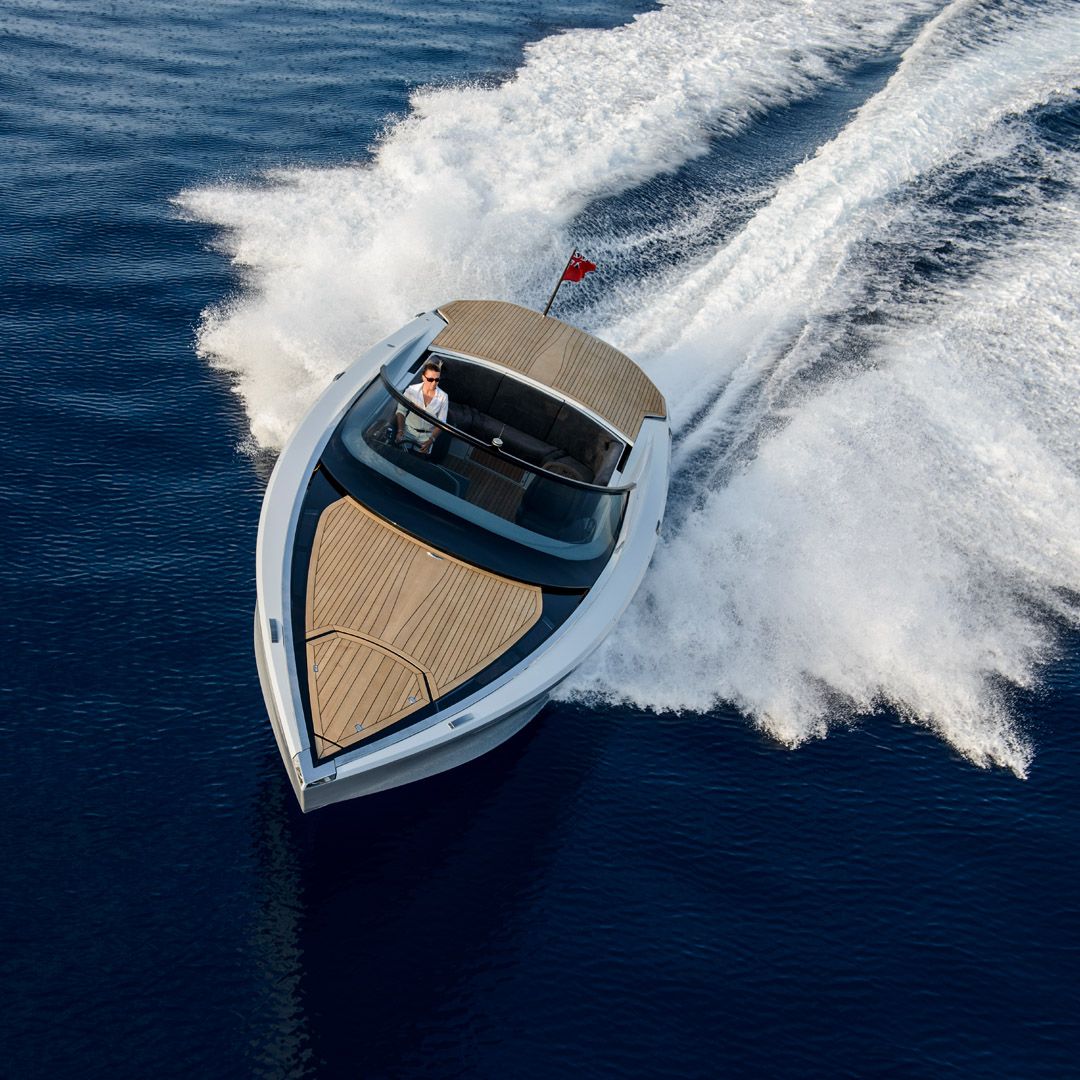 The production process for the #AM37 powerboat deploys state-of-the-art vacuum infusion technology and post curing. Vacuum infusion allows full integration of the structure and interior modules, which are made out of fibreglass sections.