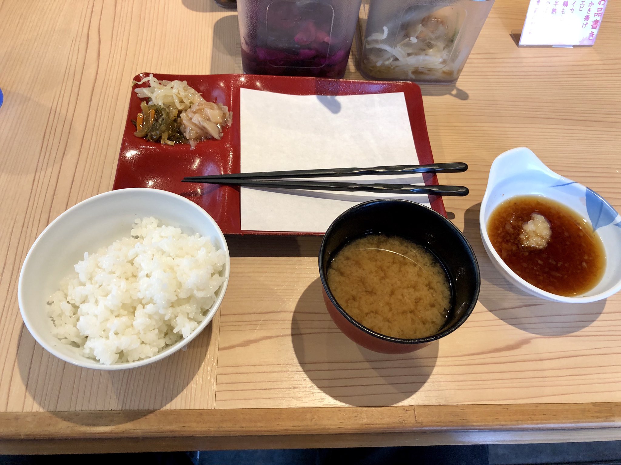 孝 天ぷらめし 天之助 柏市 天之助定食 900 福岡スタイルの天ぷら屋さん イカの塩辛 松前漬け 柴漬け もやしの和え物 4種類もあるから御飯がススミます 空いてたからか早めに天ぷらが揚がってきたので食べるのが追いつきません 手軽に食べられる