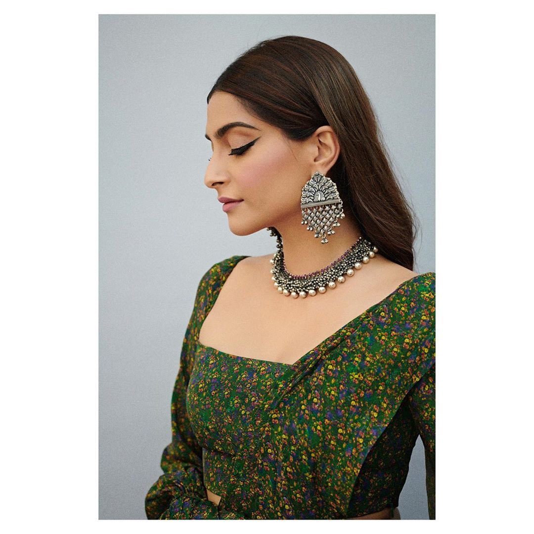 .@sonamakapoor’s beauty is making us go weak in the knees.