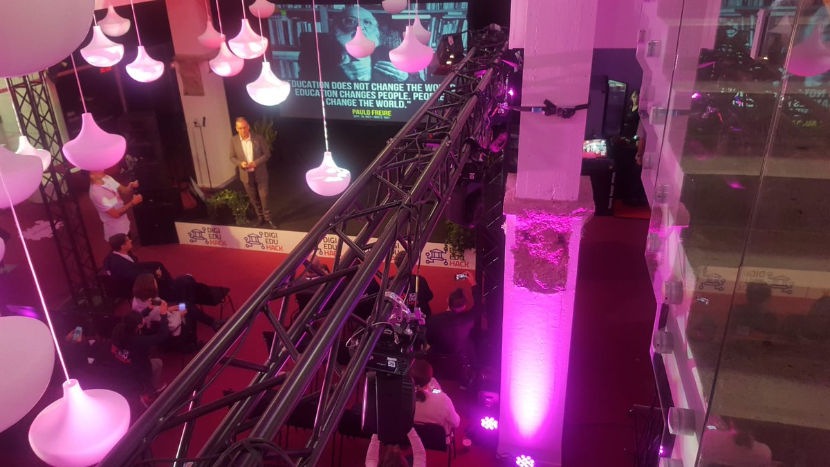 EUDigitalEdu's tweet image. &quot;I&apos;m not going to talk about pedagogy, I&apos;m going to talk about changing the world.&quot; 

Inspirational talk now at #DigiEduHAck by @mbrownz, Director of @NIDL_DCUand member of the @DigiEduHack steering group.