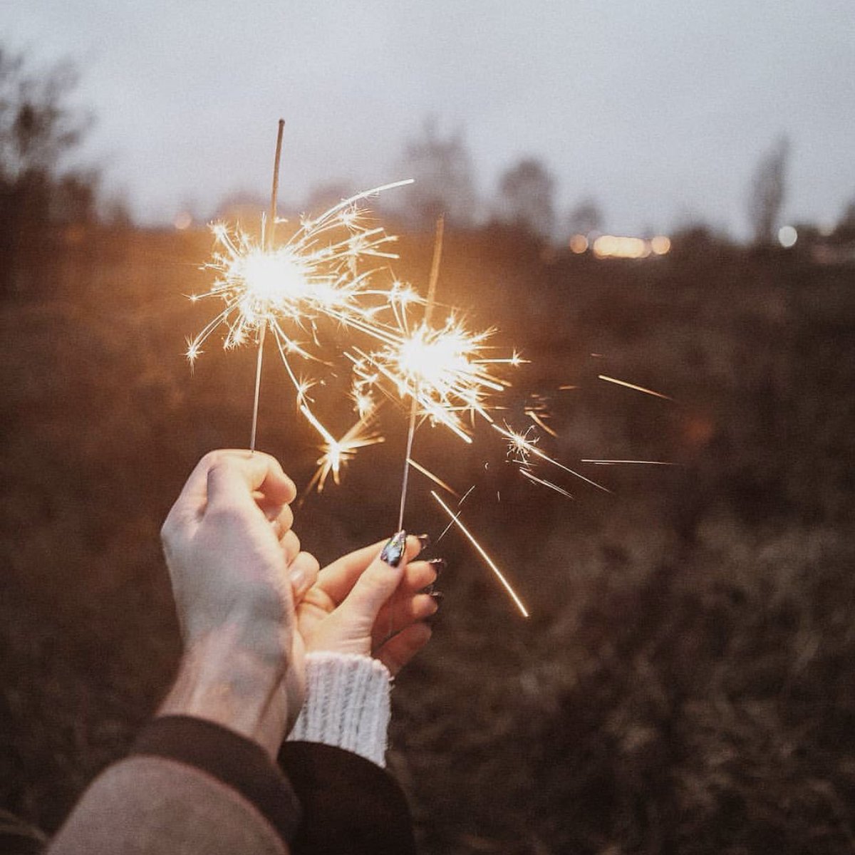 وبرغم تحريمِ الربا لكنني
في حقِ من أهوى أراهُ حلالا 
يشتاقني فأردُ شوقي ضعفهُ 
ويحبني فأحبهُ أمثالا”.
✨🕊