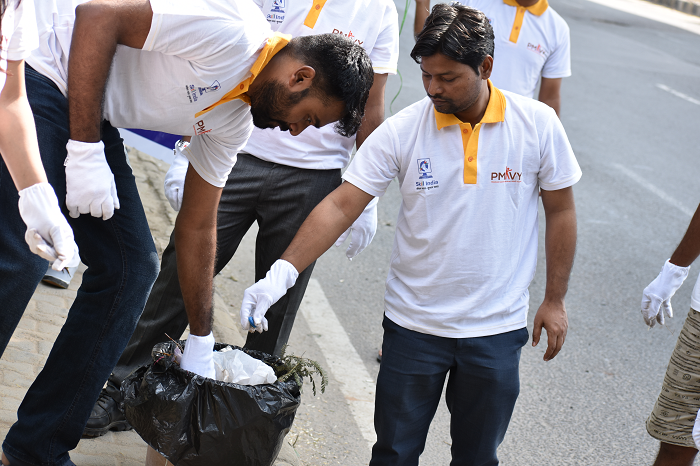 ConstructionSSC's tweet photo. Glimpses of #FitIndiaPloggingRun organised by #CSDCI with support of its staff and Training Providers. Volunteers  contributed in picking up litter while jogging during the occassion of #GandhiJayanti to fulfill his dream of a #Clean &amp; #Fit India.#GandhiJayanti #FitIndiaMovement https://t.co/9L8wrTF8JC