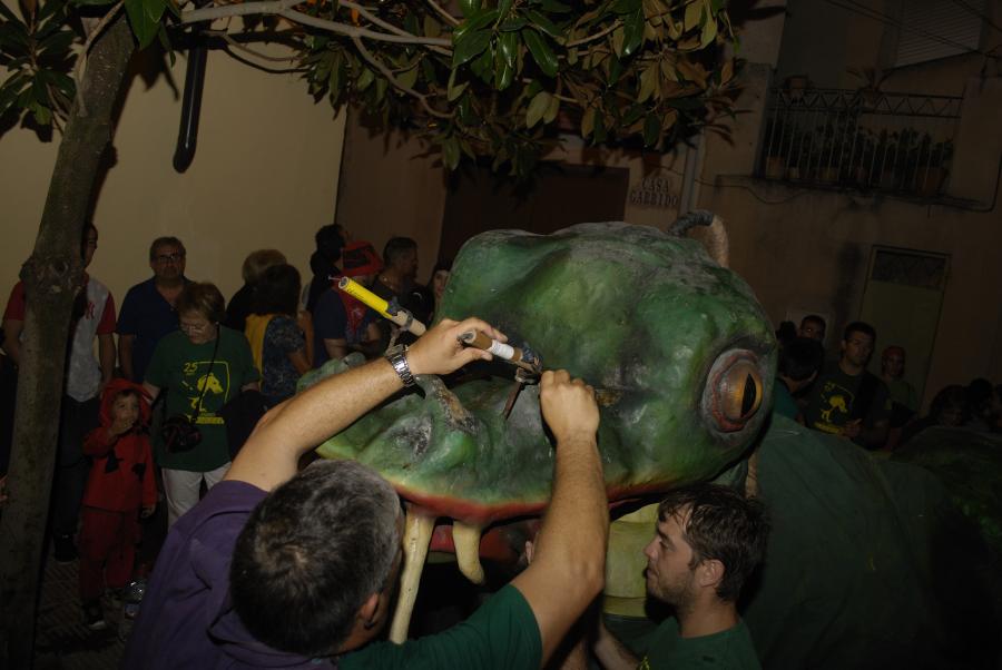 En la passada dècada dels vuitanta apareix un #bestiari de #foc que res té a veure amb el bestiari utilitzat en la celebració del Corpus. Les noves figures dinamitzen les #festes locals sobretot als  #correfocs i acompanyades de les colles de diable. ipcite.cat/ipcite/tradici…