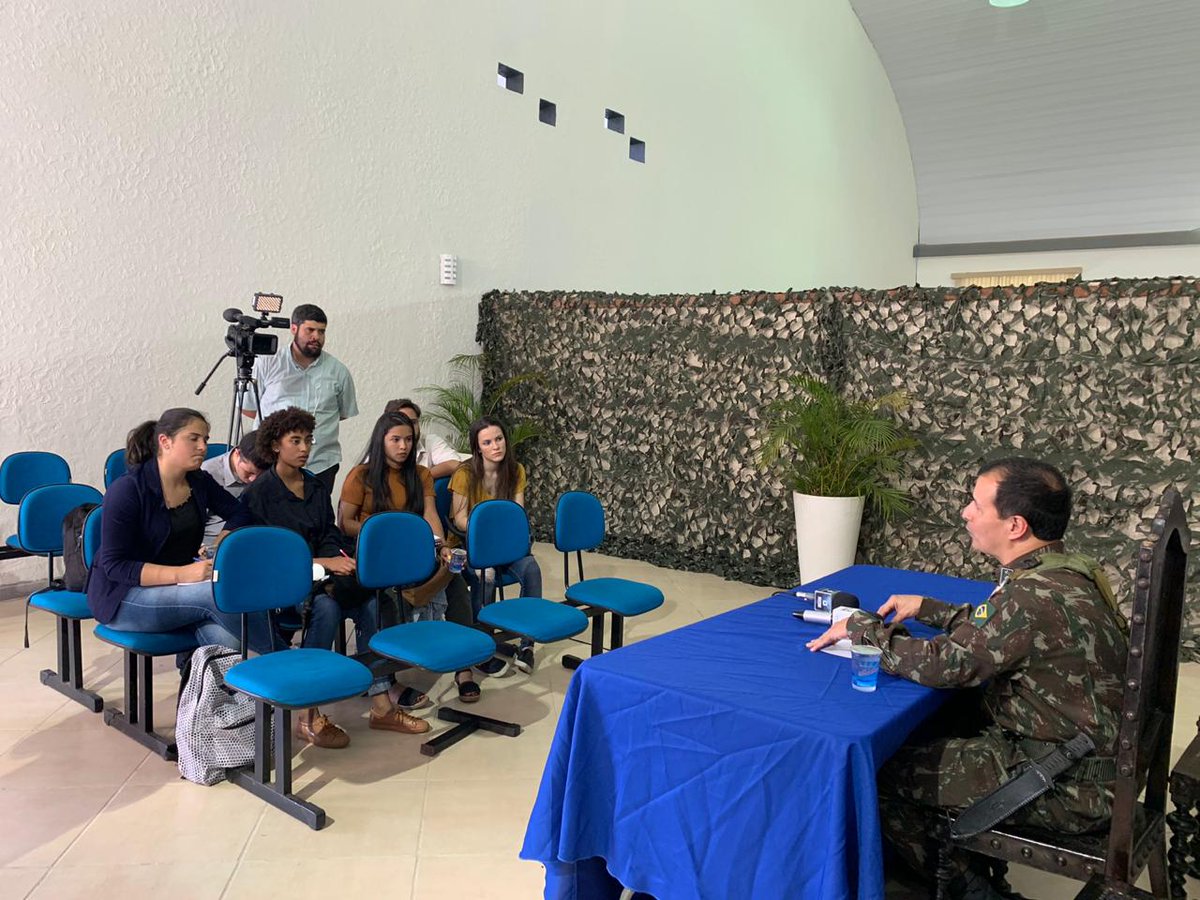 cmlexercito's tweet photo. #ExercicioSimulado Estudantes de Jornalismo da Universidade Estácio de Sá tiveram a oportunidade de participar, no dia 2 de outubro, de uma simulação de entrevista coletiva montada dentro do 32º Batalhão de Infantaria Leve Montanha (32º BIL Mth). https://t.co/tOc55Q62Rf