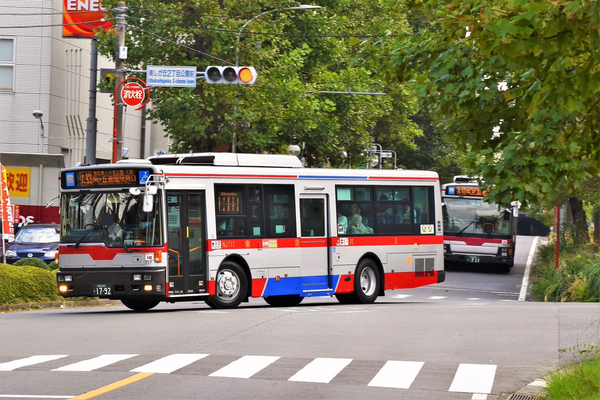 はちさんにー 10 3 東急バス Nj717 犬蔵線の向ヶ丘口の運用にraが入ったので軽く乗りがてら撮影 初めて虹のノンステra撮ったけどかなりカッコいい笑