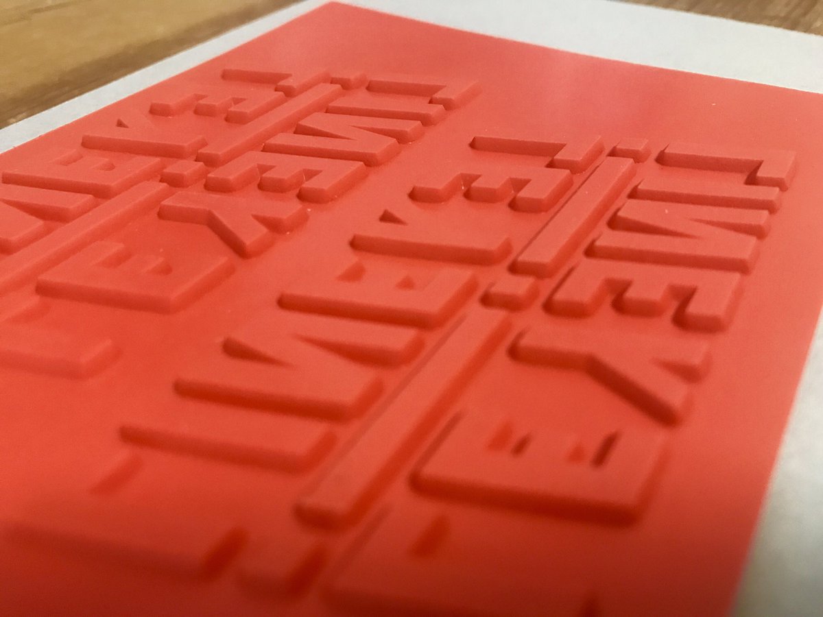 坂口拓 図案と錯視 ローラースタンプはフルオーダーだと予算オーバーだったので スタンプ部分だけ業者 さんにお願いして ローラー部分はホームセンターにある壁紙を貼るローラーを改造して作りました 材料コスト80 カットできました 予算や要望に