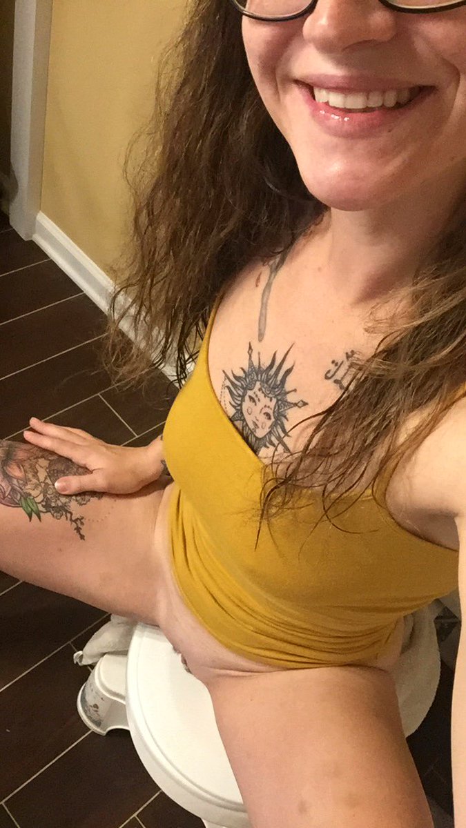 AstralsSpace's tweet photo. Live pussy waxing 🤣❤️🏆 #watchme #mfc #myfreecams #camgirl #bikiniwax #mrmiagi https://t.co/YT74h5ae0u