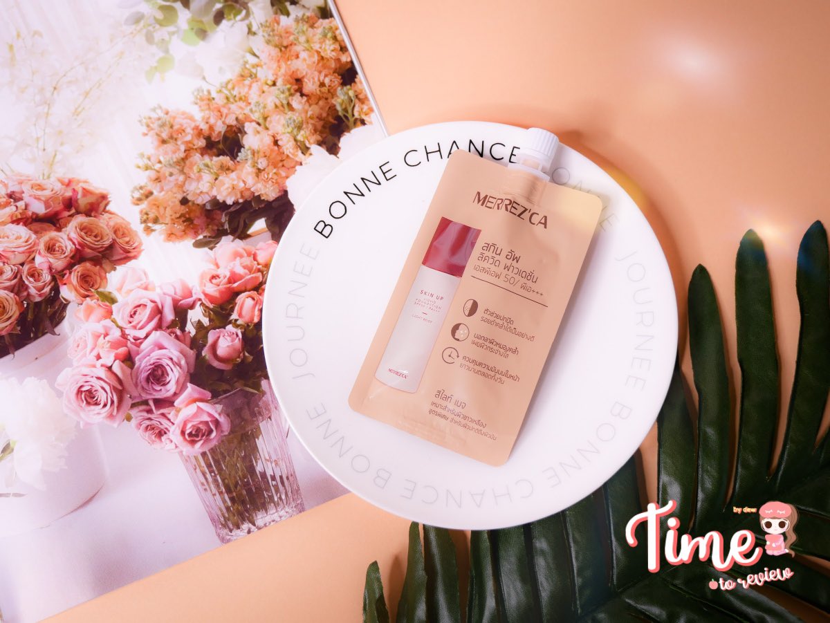 amdewreview24's tweet photo. รองพื้นแบบซองขอยก ให้ Merrezca Skin Up Iiquid Foundation เลยค่าา เป็นเนื้อลิควิด เนื้อบางเบา เกลี่ยง่าย แถมยังปกปิดดีมาก 59 บาทเอง เท่าที่ทดสอบกันน้ำคือไม่หลุดเลยแม่ !! ใช้กับผิวหน้า คือผ่องมากกก !! ไม่ตกร่อง แถมคุมมันดีมากด้วย ดิวใช้สี #lightbeige น้า #รีวิวครีมซอง #ใช้ดีบอกต่อ https://t.co/EUmAC8Ci3P