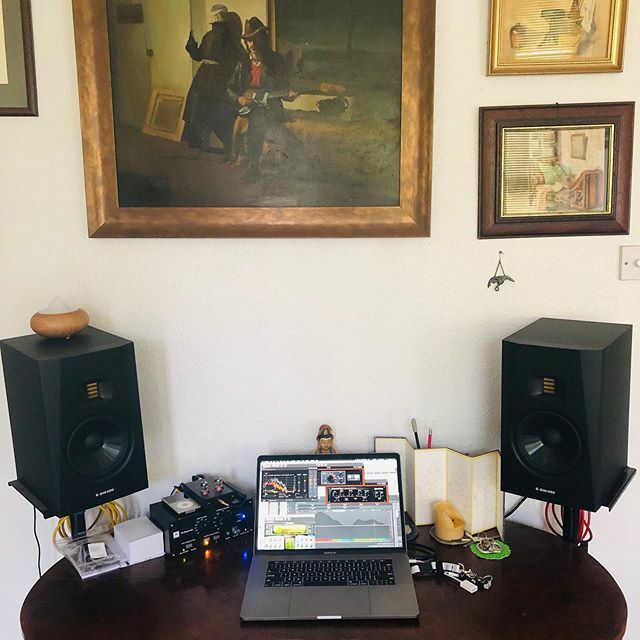 MarcUrselli's tweet photo. I’m NOT one of those Instagram people who call a desk and some speakers a #mixroom or a #recordingstudio and I’m not going to be all trendy and tag a picture like this with stupid hashtags like #studiolife #recordingstudiolife #producerlife or #studiolif… https://t.co/K3qsZU0cyI https://t.co/S3fo5uN5mM