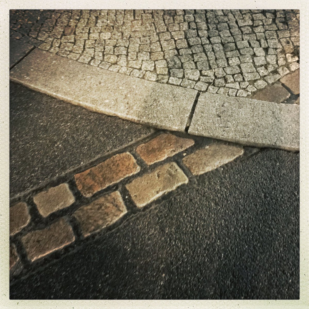 LSMueller's tweet photo. In Berlin-#Spandau aufgewachsen war die Mauer nie weit. Die Teilung Berlins und Deutschlands durch die Mauer ist eine Erinnerung aus Kindheitstagen; heute gilt es, Freiheit und Offenheit stets zu feiern und zu verteidigen - #TagDerDeutschenEinheit https://t.co/JqN0bxEE5g