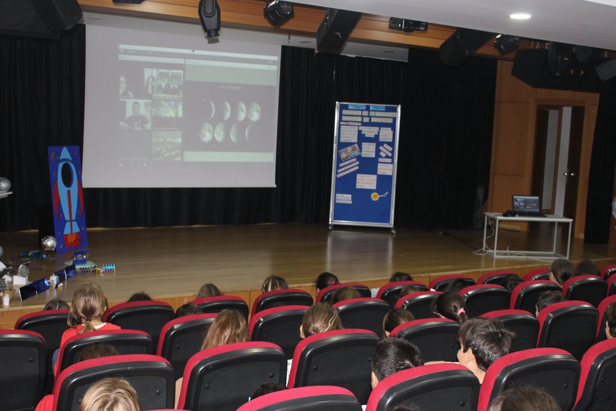 Ay’a ilk çıkışın 50.yılını öğrencilerimiz ile MoonLanding50 etkinliği ile kutladık. 
Ortaokul öğrencilerimiz Astrofizikçi Dr.Selçuk Topal ile konferans salonunda e-konferans bağlantısı gerçekleştirdi.
#IAU100 #gelecekuzayda #maltepeyönderokulları #yönderkolejimaltepe #uzay #egt