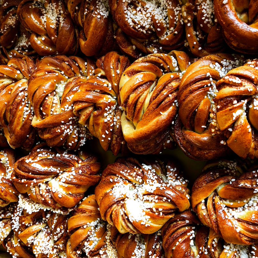 Imorgon fyller kanelbullens dag 20 år. Vi kommer äta över 8 miljoner bullar med över 7 ton kanel!
Grattis på födelsedagen! bit.ly/2pvI7Q0