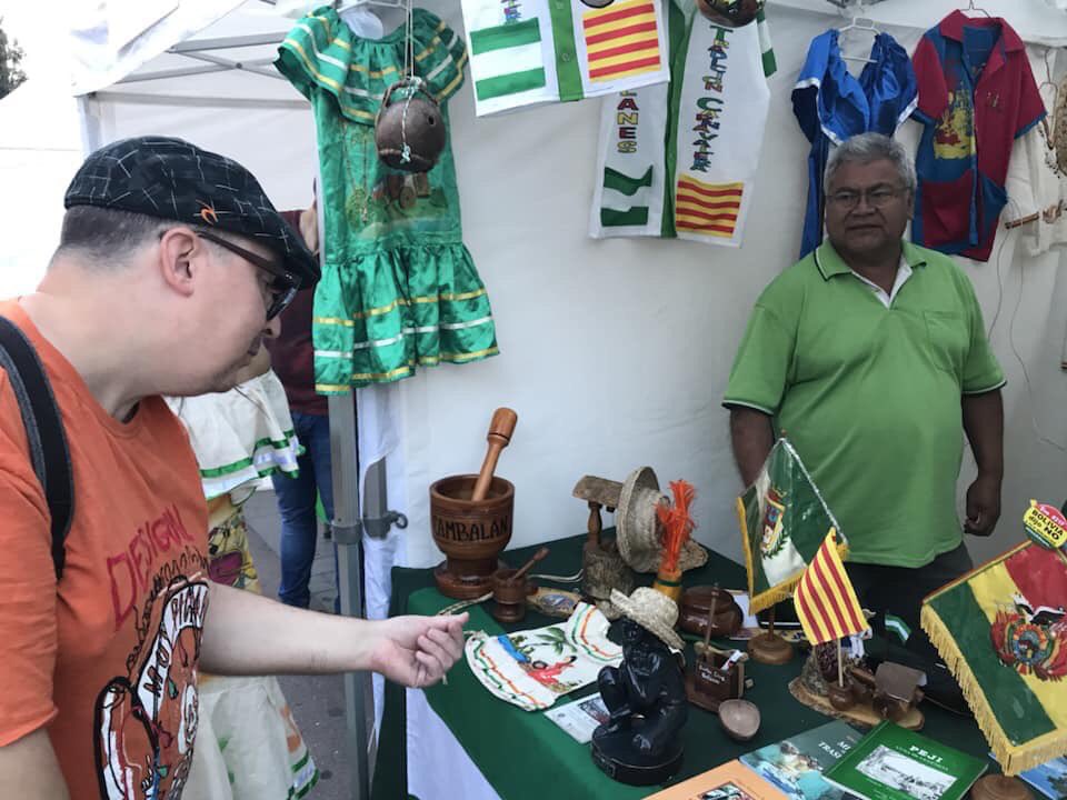 SantaCruzSCZ's tweet photo. Un año maj #SantaCruz presente con civismo identidad cultural #MesClat19 #Mesclat2019 @Dretscivils 5 octubre en Plaça Major @Aj_Sabadell V edició #Mesclat mostra entitats fiesta de valores, diversidad, convivència, solidaridad, cooperación, inclusión social, igualdad etc. #SCZSBD https://t.co/khiHSesTOP