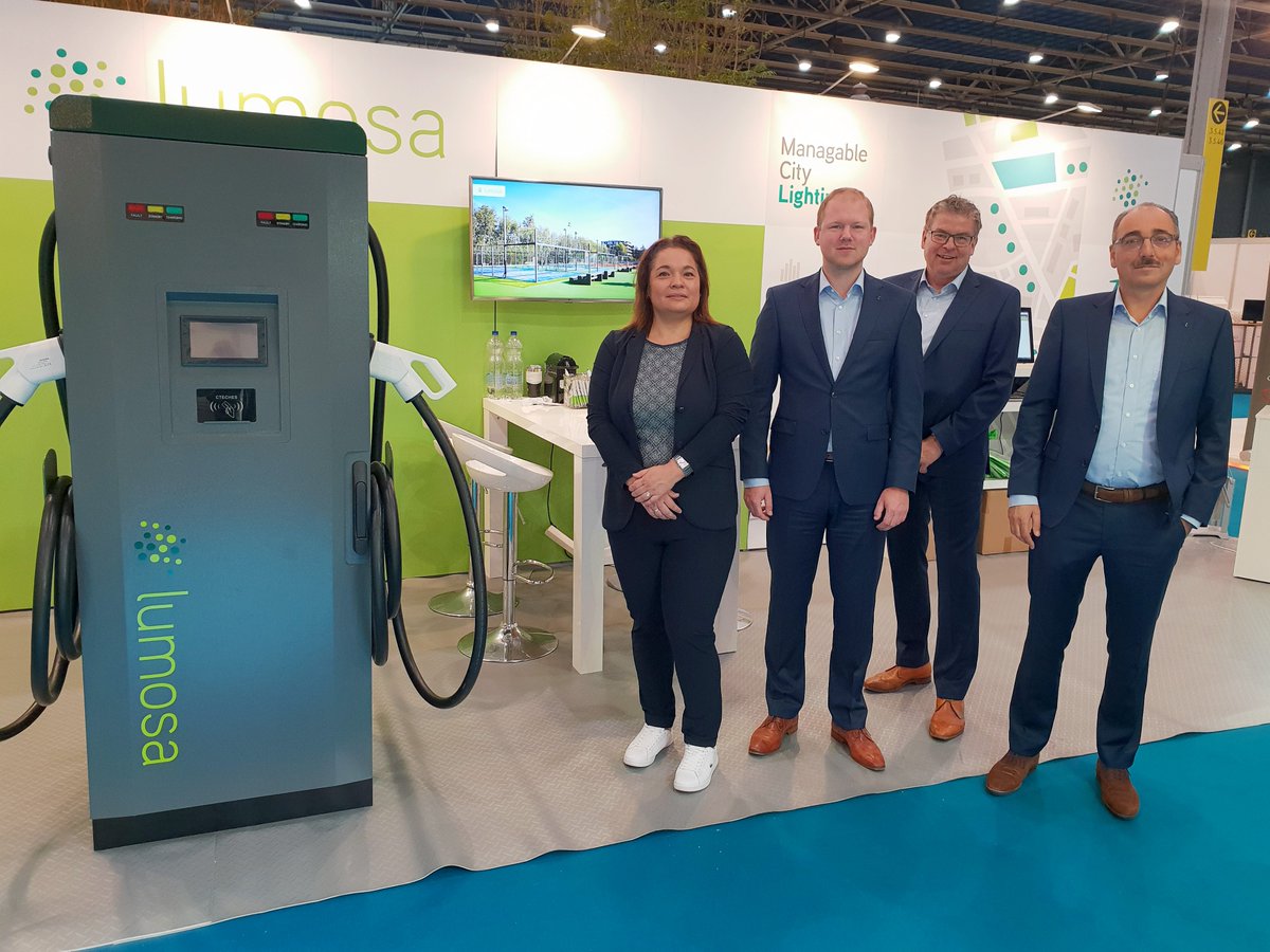 Lumosa_LED's tweet image. Wij staan weer klaar op de Vakbeurs Openbare Ruimte in Utrecht om interessante gesprekken aan te gaan! Ons beursteam vandaag, van links naar rechts: Leonie, Hans, Bert en Henk. Benieuwd wat wij voor u kunnen betekenen? We zijn te vinden bij stand 3.5.42.
#VORNL #JaarbeursUtrecht