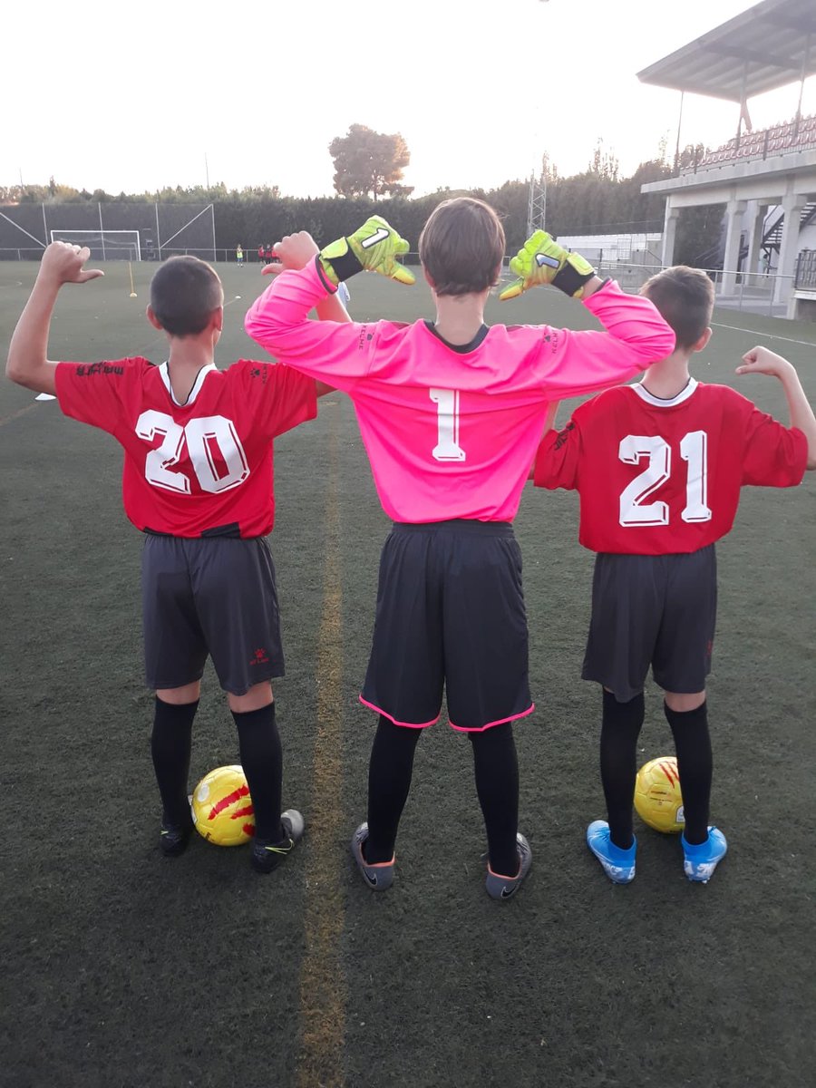 cefalmacelles's tweet photo. 🔴⚫️ ESCOLA | Aquest cap de setmana, els jugadors de camp i porters de l'Escola de Futbol de l'EFAC Almacelles també estrenaran les seves noves equipacions de joc. Què us semblen els models? #1cat2 https://t.co/8S2C1BjqAl
