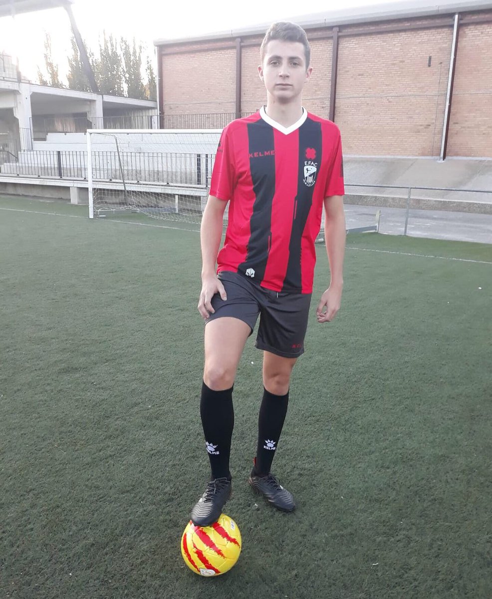 cefalmacelles's tweet photo. 🔴⚫️ ESCOLA | Aquest cap de setmana, els jugadors de camp i porters de l'Escola de Futbol de l'EFAC Almacelles també estrenaran les seves noves equipacions de joc. Què us semblen els models? #1cat2 https://t.co/8S2C1BjqAl