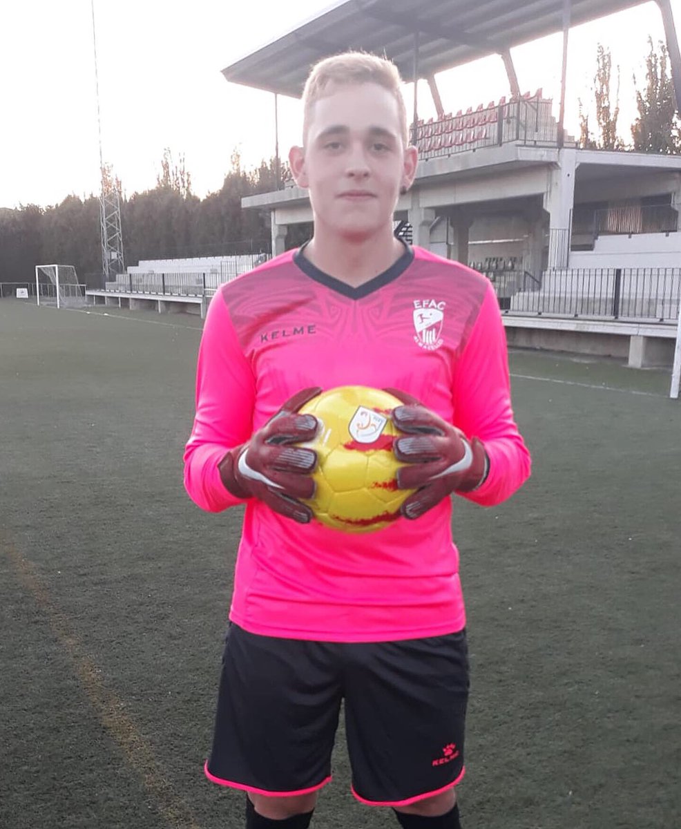 cefalmacelles's tweet photo. 🔴⚫️ ESCOLA | Aquest cap de setmana, els jugadors de camp i porters de l'Escola de Futbol de l'EFAC Almacelles també estrenaran les seves noves equipacions de joc. Què us semblen els models? #1cat2 https://t.co/8S2C1BjqAl