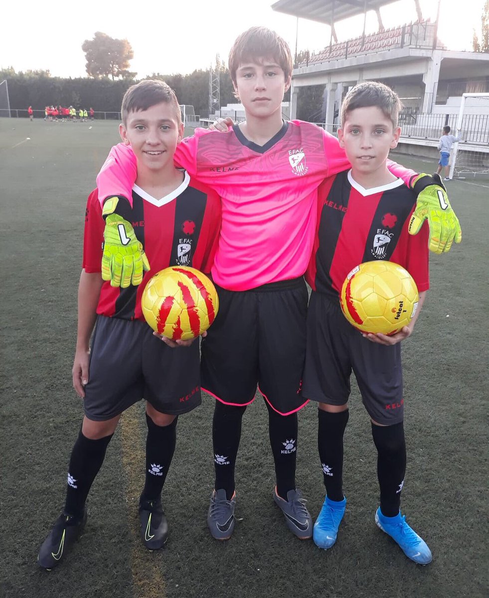 cefalmacelles's tweet photo. 🔴⚫️ ESCOLA | Aquest cap de setmana, els jugadors de camp i porters de l'Escola de Futbol de l'EFAC Almacelles també estrenaran les seves noves equipacions de joc. Què us semblen els models? #1cat2 https://t.co/8S2C1BjqAl