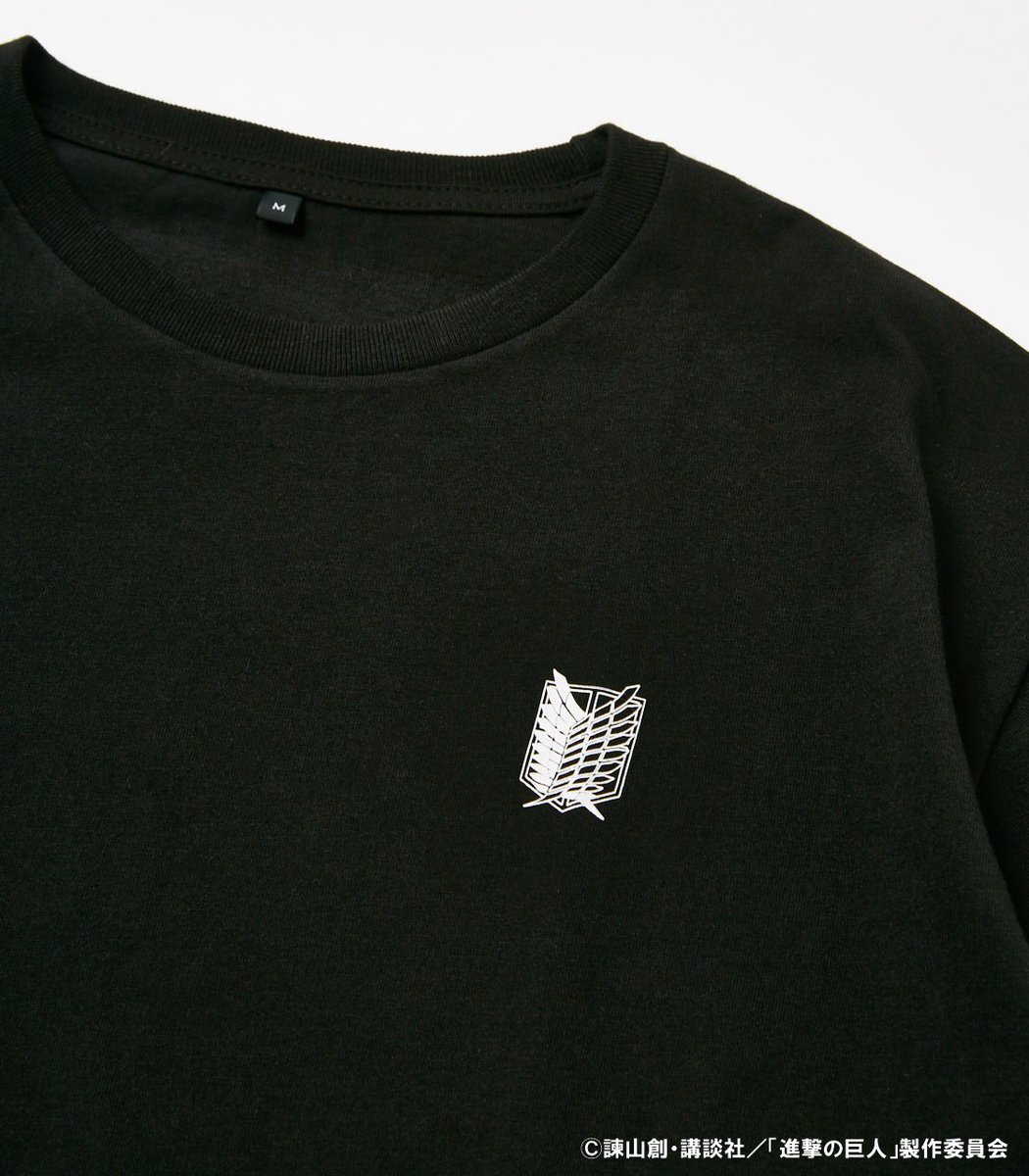 R4g Official 進撃の巨人 調査兵団がテーマのグラフィックをプリントしたtシャツ 胸元には調査兵団のマークを 背面には104期生の名前や 心臓を捧げよ を英字にしたものなどがプリントされている Web Store T Co Ishilnl9sh T