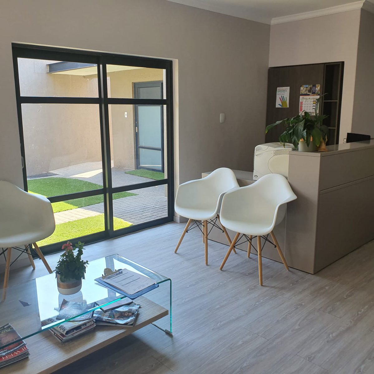 TargetReal's tweet image. Beautiful modern offices available TO RENT in secure road in Linksfield West
direct access to the Linksfield Clinic
rent a room or two or more
ample parking
rent includes water and electricity
available immediately
Contact Jenny on 011 440 7373 or 082 850 7171