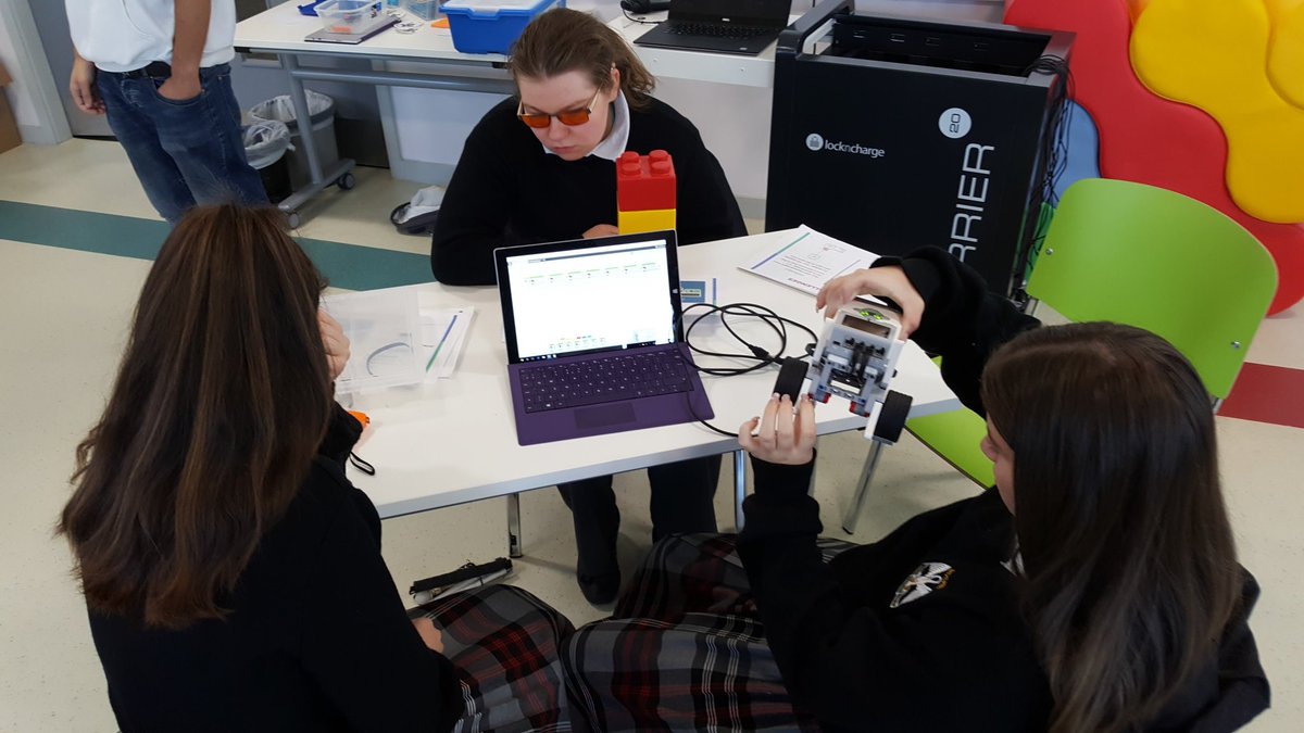 RosminiSchool's tweet photo. Throwback Thursday: This Day 2 years ago and they are still playing with robots #Tbt @DCUAccess @Learnit_Ireland @ButlerDee @DCU_IoE #dculeis #LEGO https://t.co/r70wuvTVHm