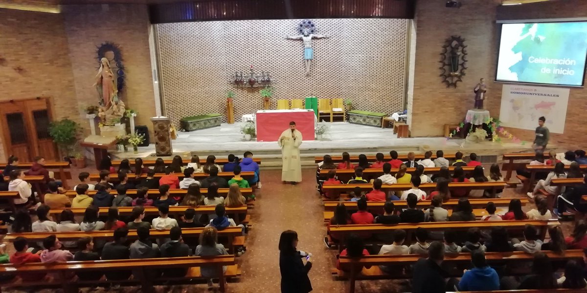Celebración de Inicio de curso en <a href="/claretaranda/">Claret Aranda</a> #somosuniversales #somosclaretianos #somosfamilia. Ponemos el curso en tus manos Señor