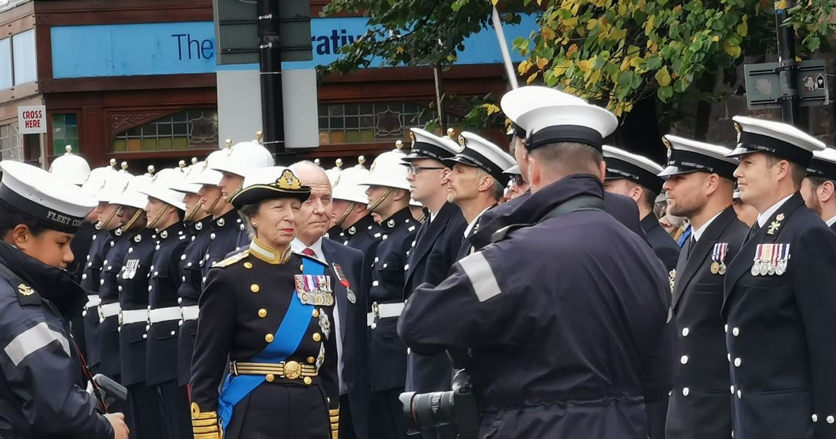 #tbt to HRH Princess Anne's royal visit as she braves rain in #Chester to inspect ship's company of HMS Albion ow.ly/WuFF50wwTIw