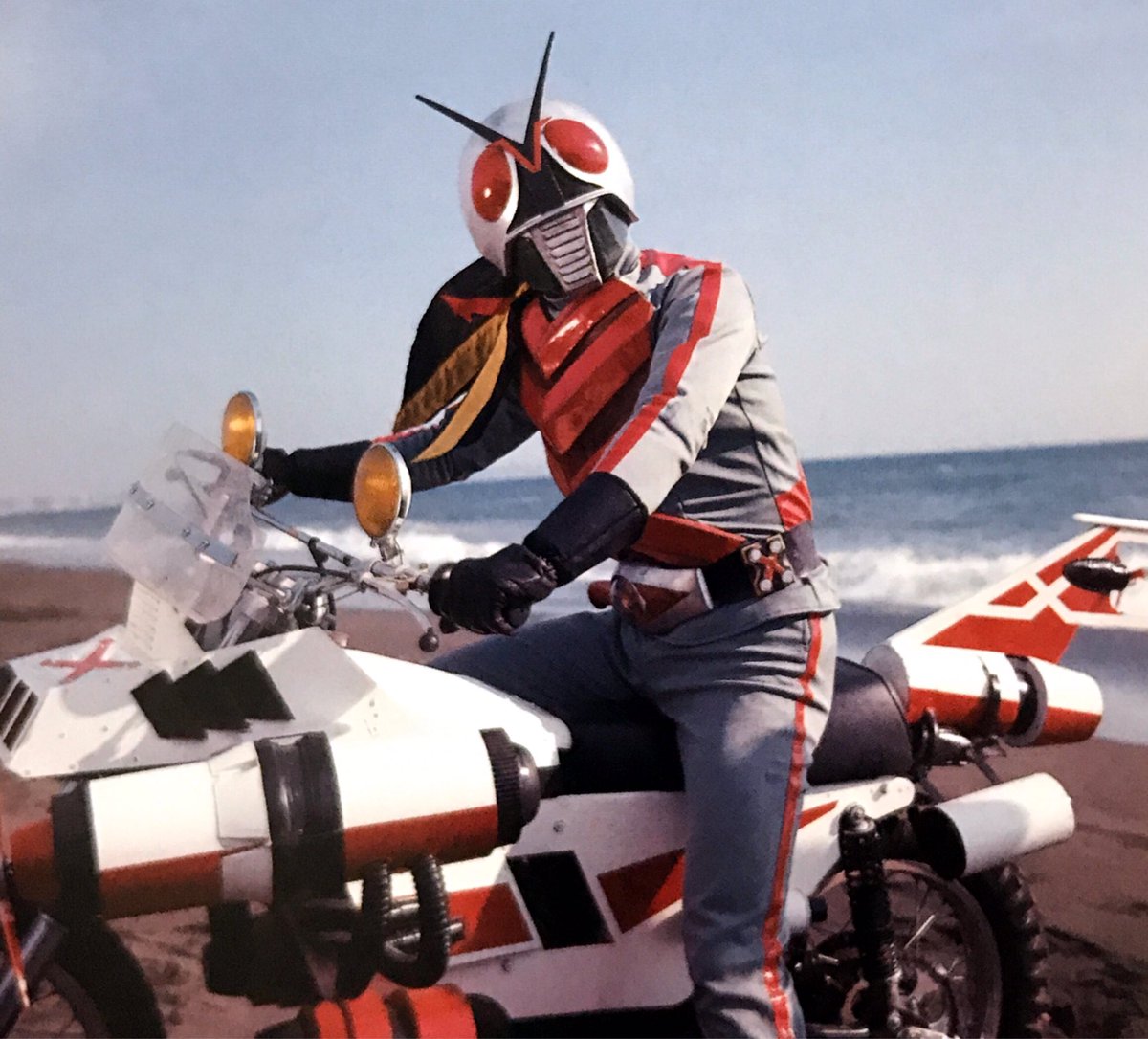 The雄 Ar Twitter 仮面ライダーx 第1話 2話より Xライダーとなった神敬介は父が作ったクルーザーでジンステーションを発進 God一味の前に駆けつけ戦いを宣言した クルーザーはこの形態で固定されており通常のマシンに変形する能力はなかった 仮面ライダーx 特撮 The雄 Ar Twitter 仮面ライダーx 第1話 2話より Xライダーとなった神敬介は父が作ったクルーザーでジンステーションを発進 God一味の前に駆けつけ戦いを宣言した クルーザーはこの形態で固定されており通常のマシンに変形する能力はなかった 仮面ライダーx 特撮