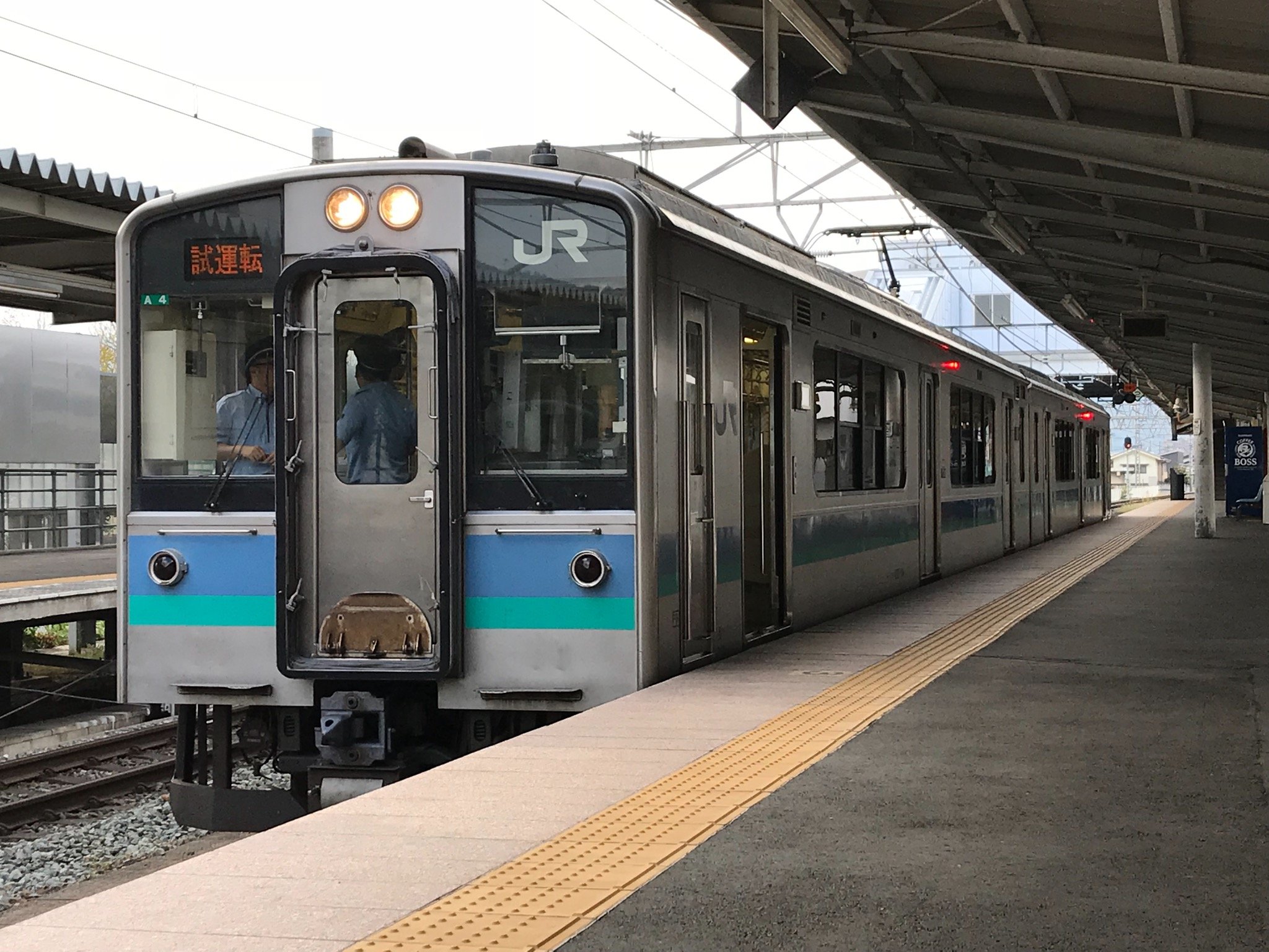 しなの鉄道株式会社 松本から上田へ こんにちは 弊社における新型車両の導入も もう間もなく 本日はjr東日本 E127系を使用した しなの鉄道線内での試運転が実施されました 沿線には インバータの音が秋風に乗って 軽やかに響いていました