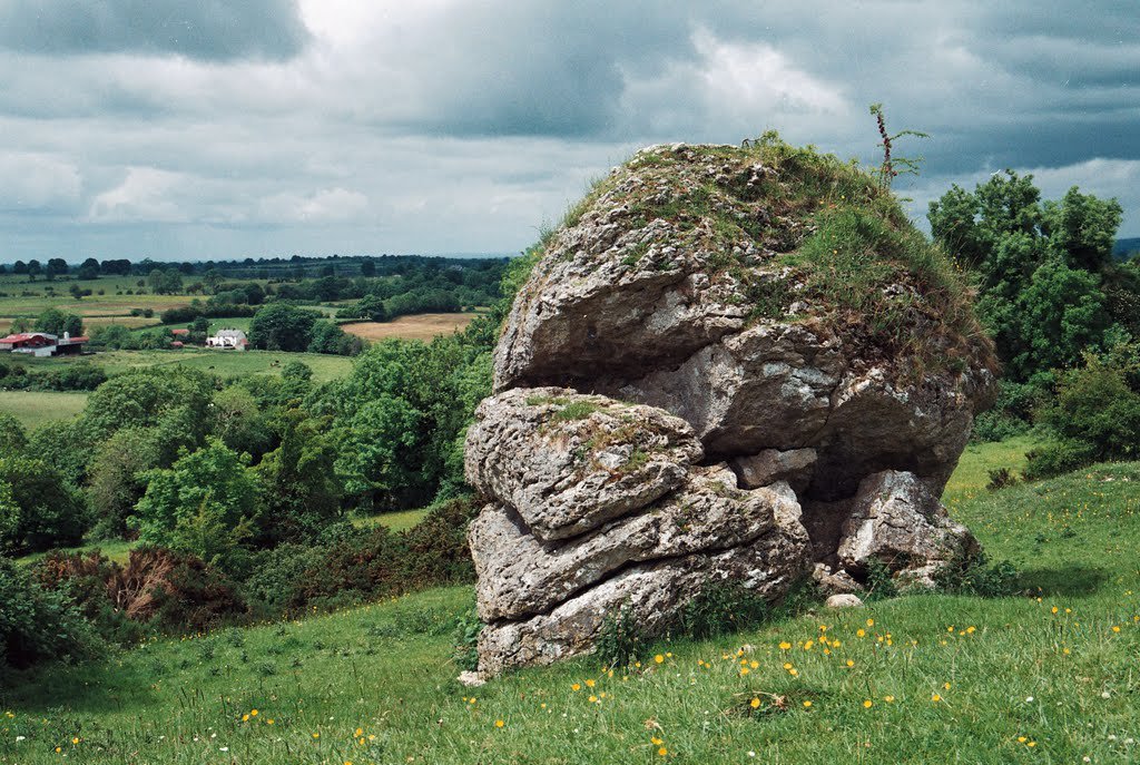 Representation of goddess Ériu  @UisneachFire, Co  #Westmeath (left), where she is believed to be buried under the cat stone (right)! Each of sisters Ériu, Banba & Fódla asked their name be given to country; Ériu chosen. She is personification of Éire,  #Ireland!  #FolkloreThursday