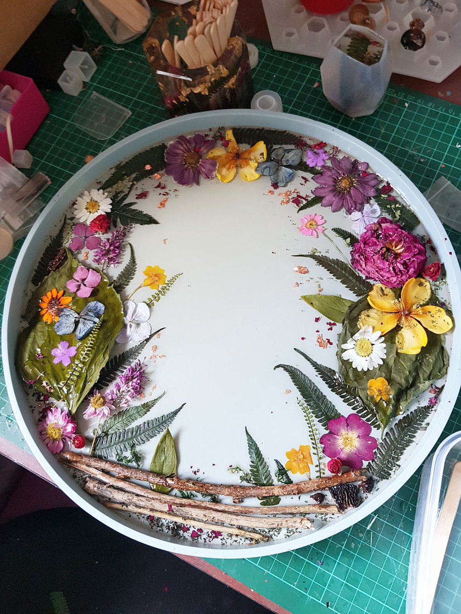 Hello! I've been working on my very first table top! 😁

Ladies..make sure you get your tweets in today for #QueenOf and tag @ADG_IQ show him what you've got! #resinartist #maiaandthewildflower #botanicalresinart #SBSwinner #SBS #resintable #homedecor #whimsicaldesigns #resinart