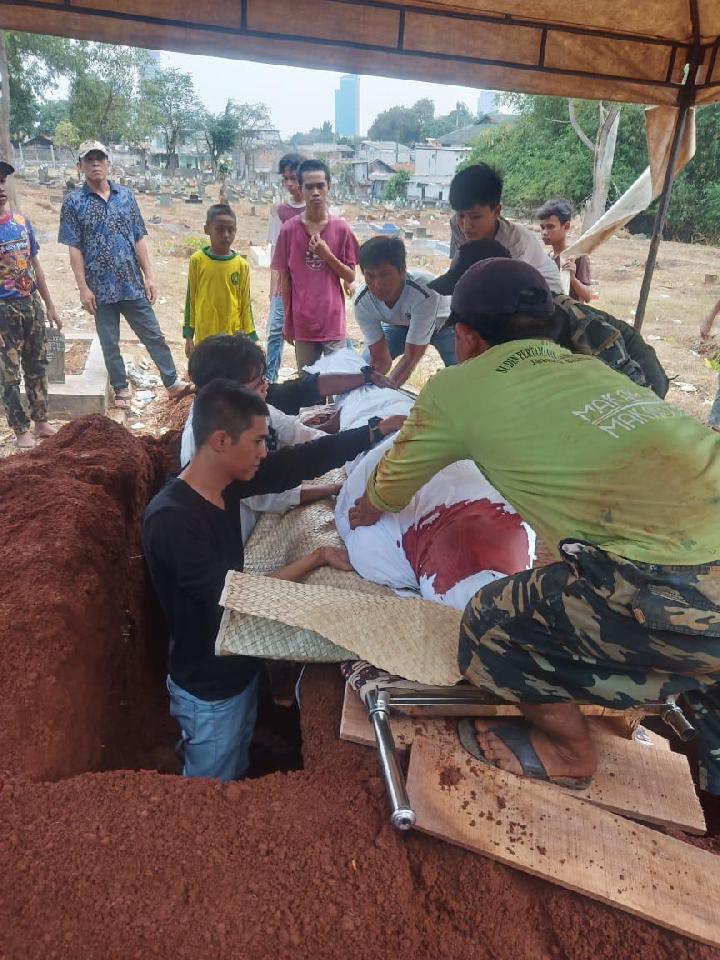 Saat memandikan jenazah, sekujur tubuh bagian atas terlihat membiru dan mengeluarkan darah dari hidung &amp; telinga: “Lebam cukup parah di leher serta di punggung. Kepala bagian belakang juga terasa lembek."

Maulana Suryadi/23, korban tewas demo Jakarta 24/9
metro.tempo.co/amp/1255186/ki…