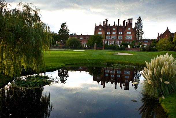 Make the most of the extended season and book a round now 
👉 qhotels.co.uk/golf/. It's still light until 6.30pm, and the leaves 🍂 aren’t even dropping yet!