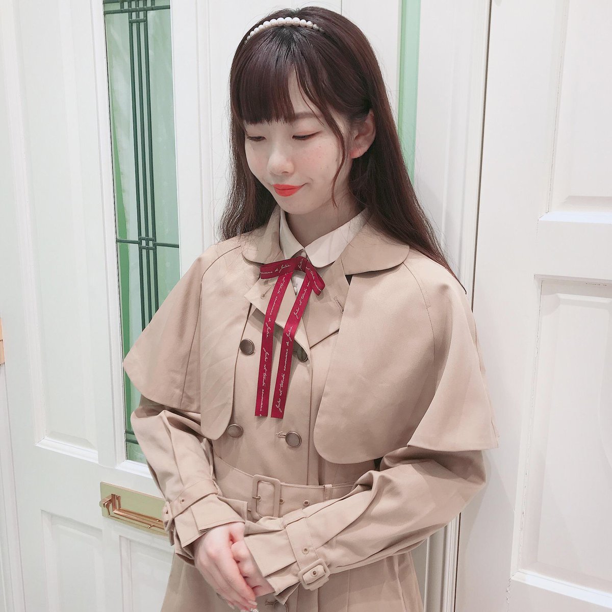 F I N T Official フィント公式 On Twitter 早くgetして長く楽しむ 秋服のわくわく感をさらに盛り上げてくれるのがベージュコート リボンタイやスカーフをのぞかせてフィントらしい着こなしに ケープ付きフレアー ワンピースコート Https T Co