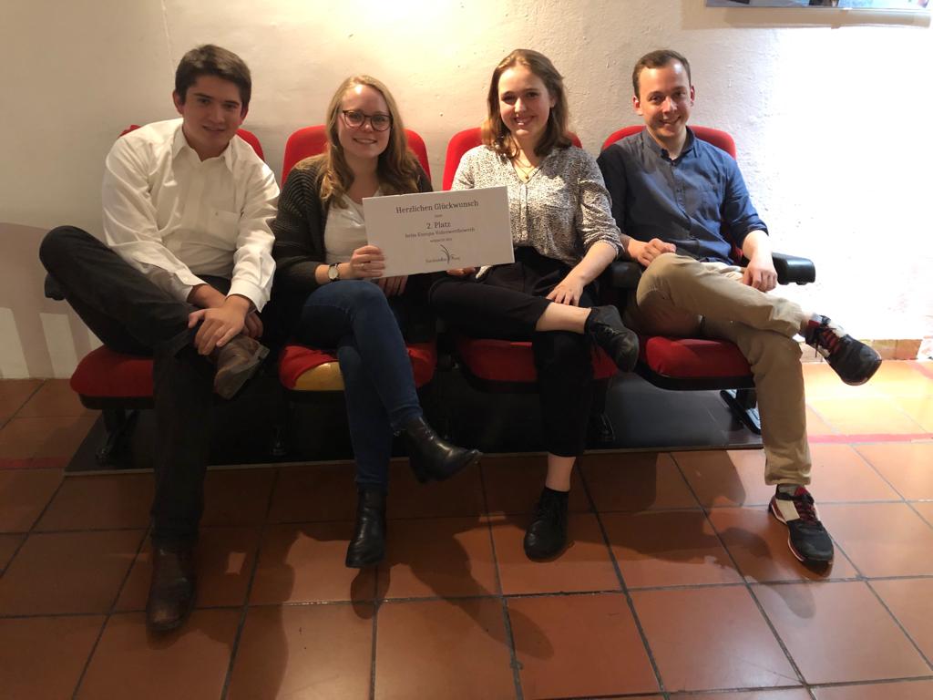 JefPassau's tweet photo. Das neue Semester lässt sich gut an: Gestern Abend wurde unser Kurzfilm "Was bedeutet Europa für dich?" vom Stadtjugendring Passau im Rahmen der #wozudemokratie-Tage ausgezeichnet. Vielen Dank für diese große Ehre und Herzlichen Glückwunsch an alle Beteiligten!
#unsereuropa https://t.co/rs2eiHCUGl