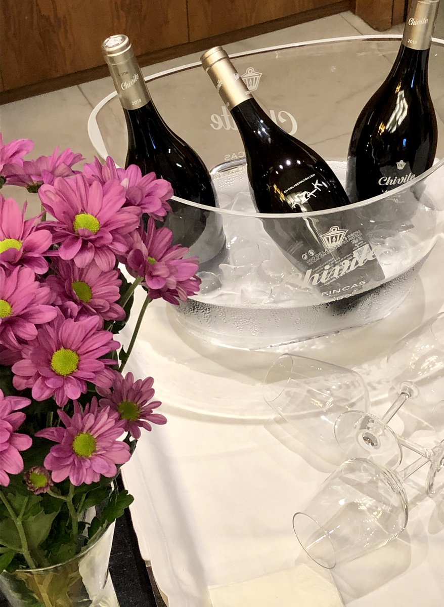 Ghotellaperla's tweet photo. El mejor recibimiento para nuestros huéspedes: una copa de vino #LasFincas de #Chivite #Arzak #bienvenida #pamplona #hotel #granhotellaperla https://t.co/ccgAVRRTby