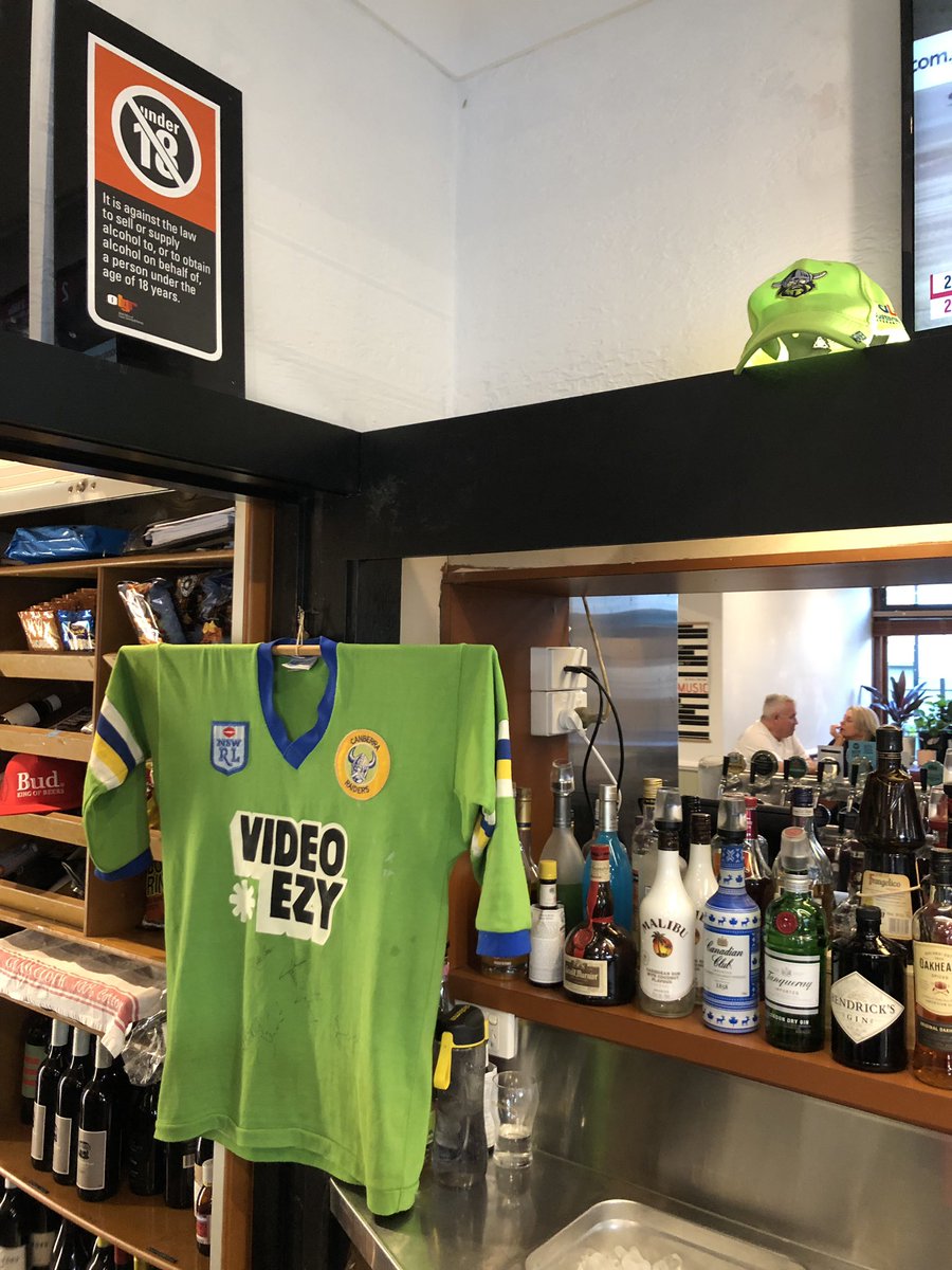 efficentnotlazy's tweet photo. Slowly turning the pub into the @RaidersCanberra’s @CityNewcastle home of footy #WeAreRaiders #GreenMachine #upthemilk #TheBennett https://t.co/FTQZQdO1DX